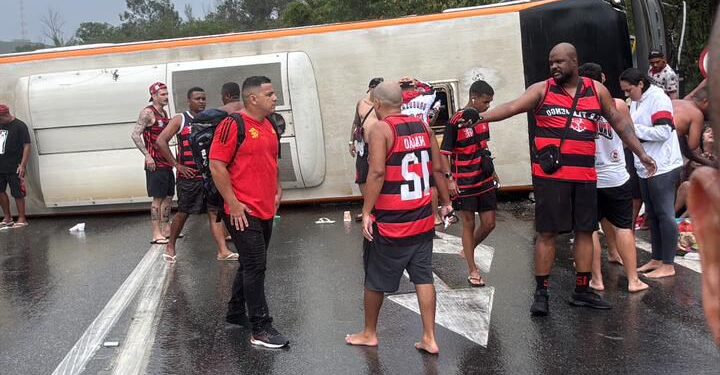 Ônibus com torcedores do Flamengo tomba na Dutra e deixa 16 feridos a caminho da Argentina