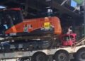 Carreta fica presa sob ponte e interdita principal avenida de Campos