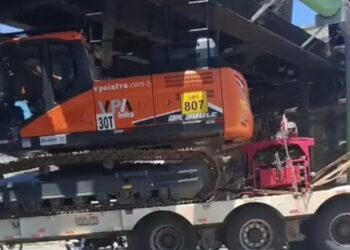 Carreta fica presa sob ponte e interdita principal avenida de Campos