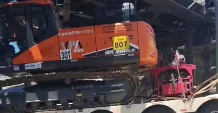 Carreta fica presa sob ponte e interdita principal avenida de Campos