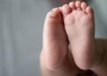 Bebê baleado em ataque que matou a mãe passa por cirurgia e luta pela vida
