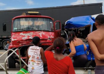 Grave acidente entre van e caminhão deixa feridos e interdita trecho da BR-101