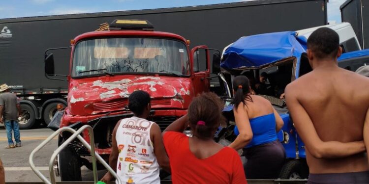 Grave acidente entre van e caminhão deixa feridos e interdita trecho da BR-101