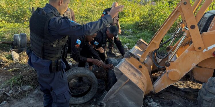 Operação da PM remove barricadas e reforça segurança em Rio das Ostras