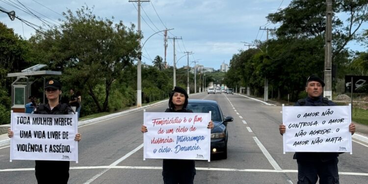 Patrulha Maria da Penha realiza ação pelo Dia Nacional de Combate ao Feminicídio