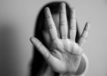 Mulher reage a agressão e é espancada por traficantes em Travessão