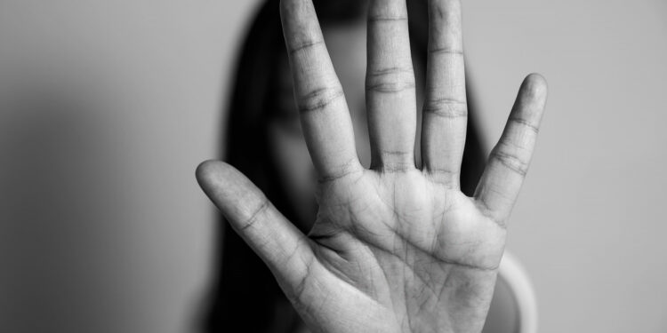 Mulher reage a agressão e é espancada por traficantes em Travessão