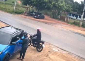 Ataque a tiros é flagrado por câmeras e motorista escapa por pouco