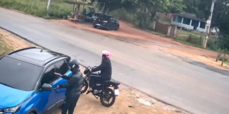 Ataque a tiros é flagrado por câmeras e motorista escapa por pouco