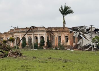 Estrutura desaba sobre palacete histórico e reacende alerta sobre abandono de casa