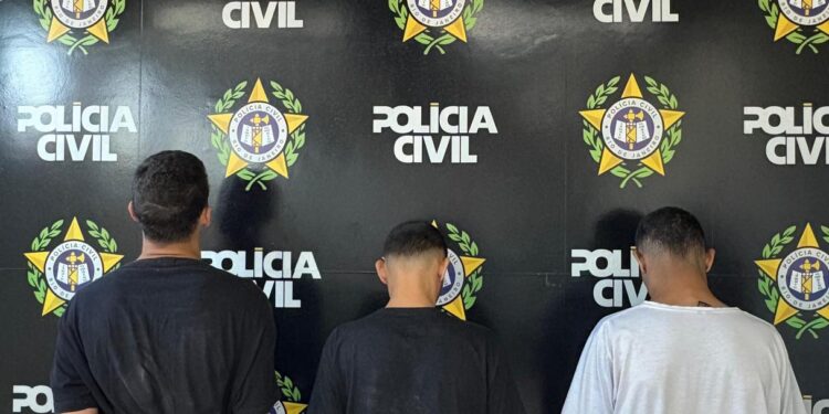 Três presos em operação que desmantela base do tráfico em área residencial