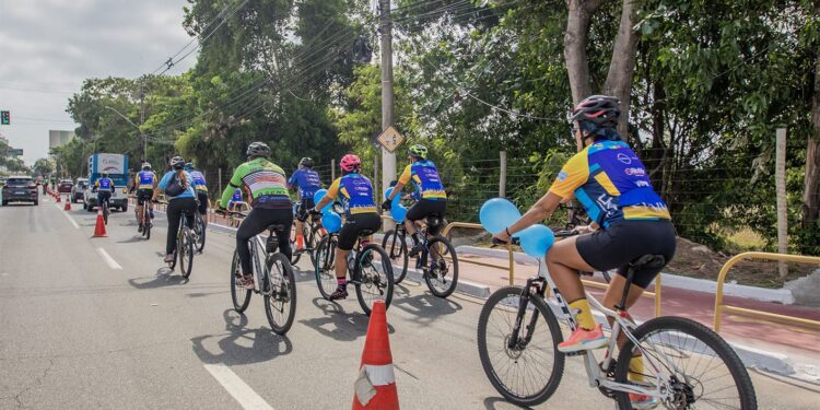 Pedal Azul emociona e une famílias em ação por apoio ao autismo