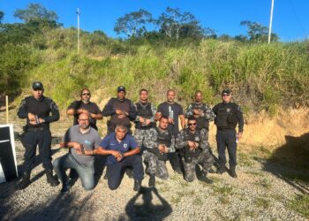 Agentes passam por treinamento para uso de armas não letais