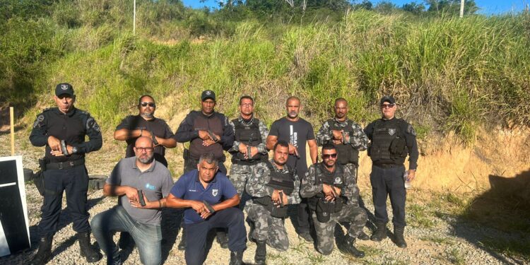 Agentes passam por treinamento para uso de armas não letais