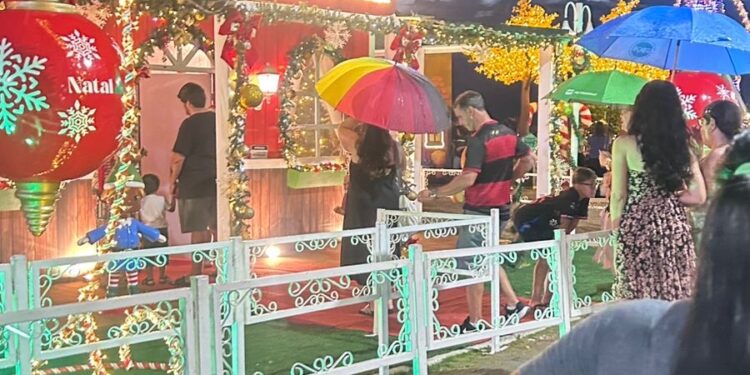 Com ou sem chuva, o Natal Magia segue encantando na Praia Campista