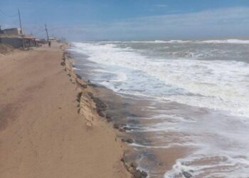 Avanço do mar coloca Praia do Açu sob risco de desaparecer
