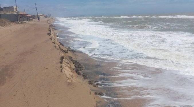 Avanço do mar coloca Praia do Açu sob risco de desaparecer