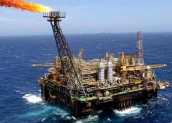 Vazamento de gás na P-40 provoca paralisação na Bacia de Campos