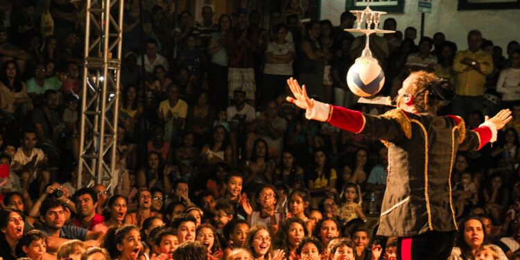 Festival Um Dia de Circo chega à Região dos Lagos com cortejo, oficina e espetáculo gratuito