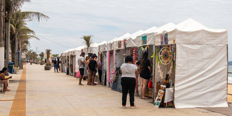 Feira de Artesanato segue na Praia dos Cavaleiros com opções para o Natal