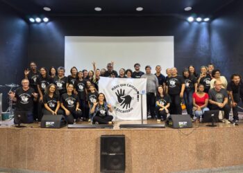 Vila do Noel recebe coral em Libras com apresentação inclusiva