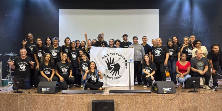 Vila do Noel recebe coral em Libras com apresentação inclusiva
