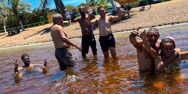 Usuários do CAPS participam de atividade terapêutica na Lagoa de Carapebus