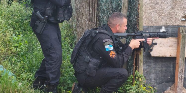 Petroleiros mantêm greve e realizam novo ato na base de Cabiúnas