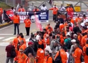 Petroleiros mantêm greve e realizam novo ato na base de Cabiúnas