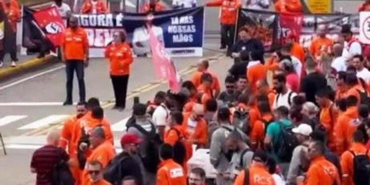 Petroleiros mantêm greve e realizam novo ato na base de Cabiúnas