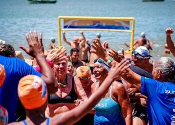 Festival reúne mais de 800 atletas e marca os 20 anos do Projeto Natação no Mar