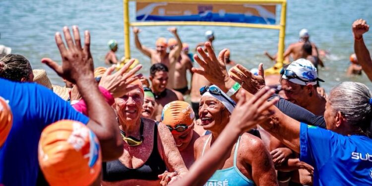 Festival reúne mais de 800 atletas e marca os 20 anos do Projeto Natação no Mar