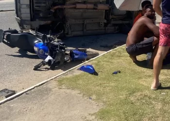 Acidente com três veículos deixa trânsito lento na Amaral Peixoto