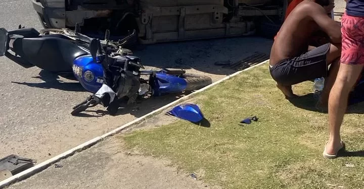 Acidente com três veículos deixa trânsito lento na Amaral Peixoto