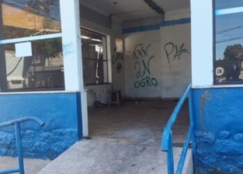 Imóvel abandonado ao lado do Hotel Ramada vira foco de insegurança