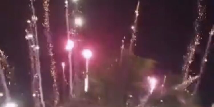 Fogos disparam perto de público e causam correria na Praia de Jacuecanga