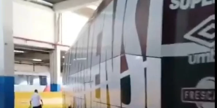 Ônibus do Fluminense “vira freela” e aparece fazendo linha Rio–Macaé