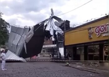 Temporal arranca telhado de supermercado e causa estragos em município