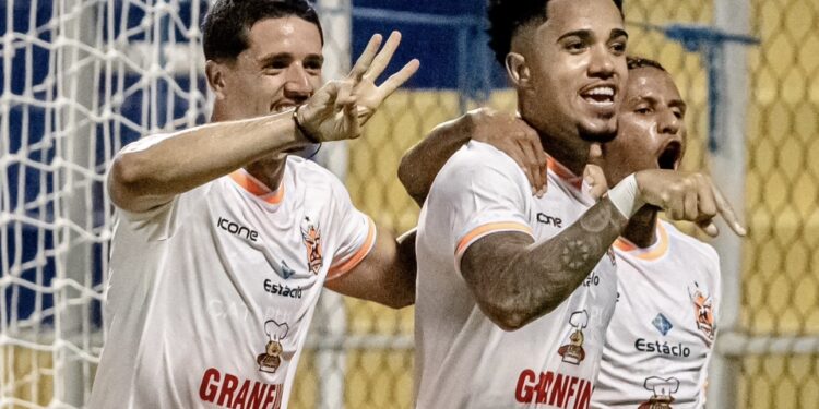 Sampaio Corrêa estreia com derrota no Carioca