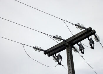 Família morre eletrocutada após fio de alta tensão solto