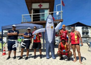 Ação educativa reforça segurança nas praias e orienta famílias na Prainha