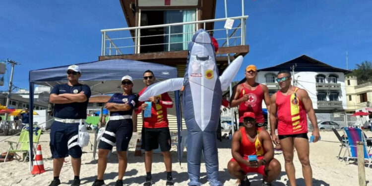 Ação educativa reforça segurança nas praias e orienta famílias na Prainha