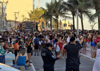 Batukada Brasil arrasta multidão e transforma domingo de Carnaval em festa na orla