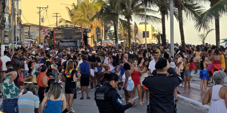 Batukada Brasil arrasta multidão e transforma domingo de Carnaval em festa na orla