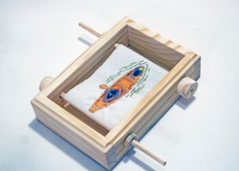 Através do bordado, exposição destaca povos originários no Brasil