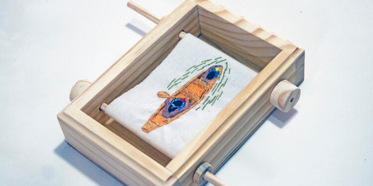 Através do bordado, exposição destaca povos originários no Brasil