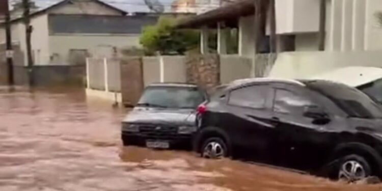 Temporal provoca alagamentos em bairros de Itaperuna após alerta do Inmet