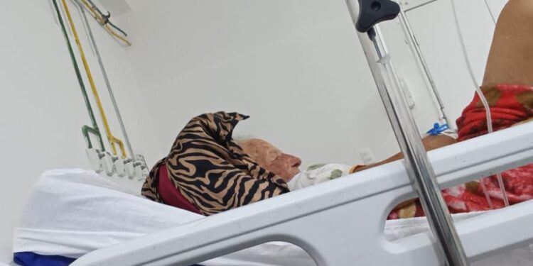 Idosa permanece internada e aguarda vaga para transferência após acidente