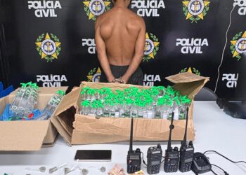 Polícia civil prende homem com cocaína e 180 lança- perfumes