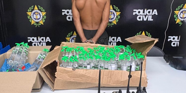 Polícia civil prende homem com cocaína e 180 lança- perfumes